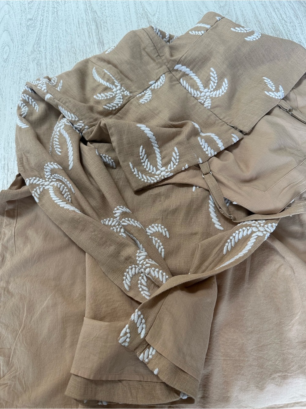 🆕 Ann Taylor Beige Palm Tree Embroidered Midi Dress - Picture 7 of 8